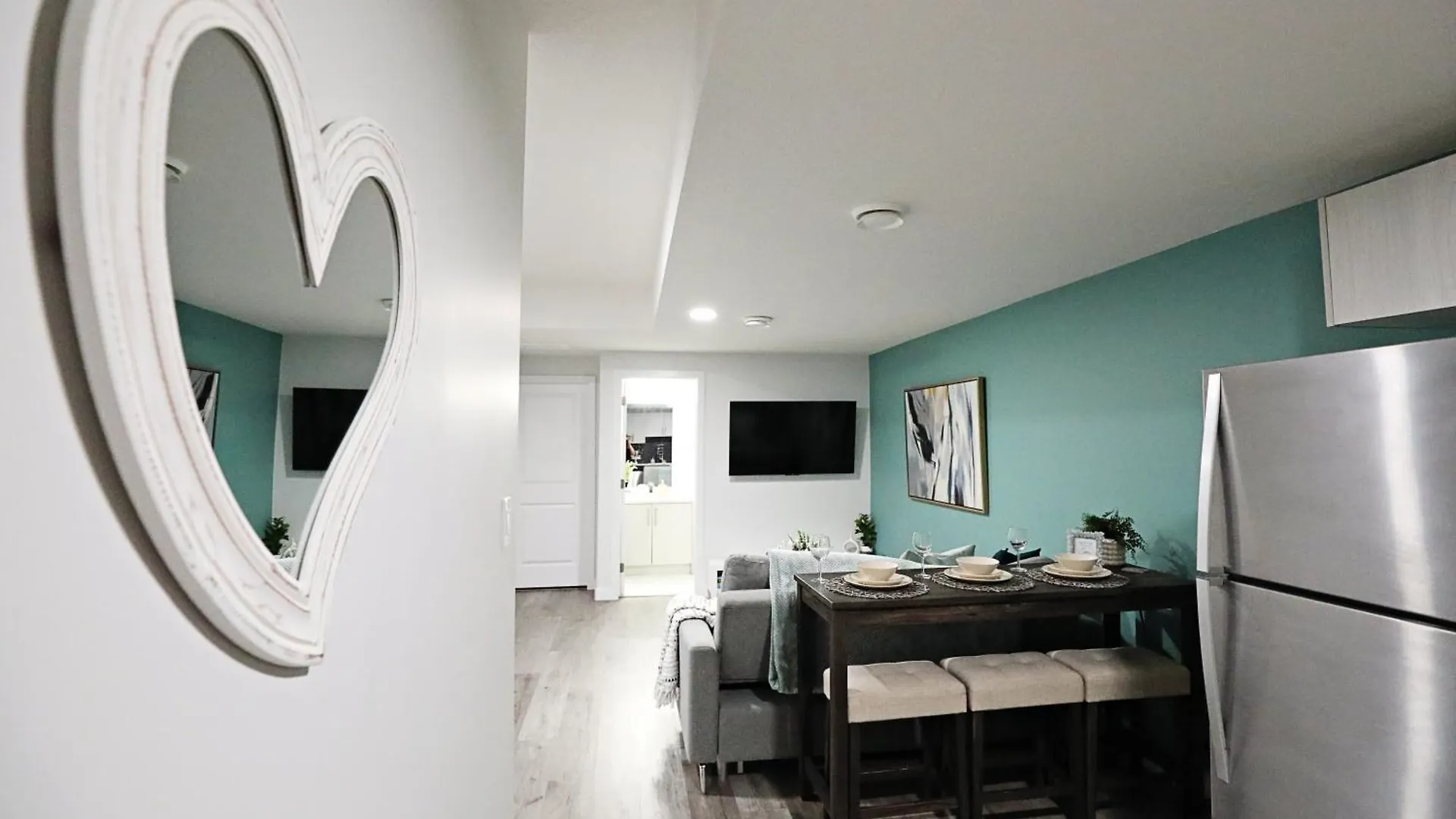 Semesterbostad Beautiful Home With 4 King Beds,Airport,Disney+ Edmonton
