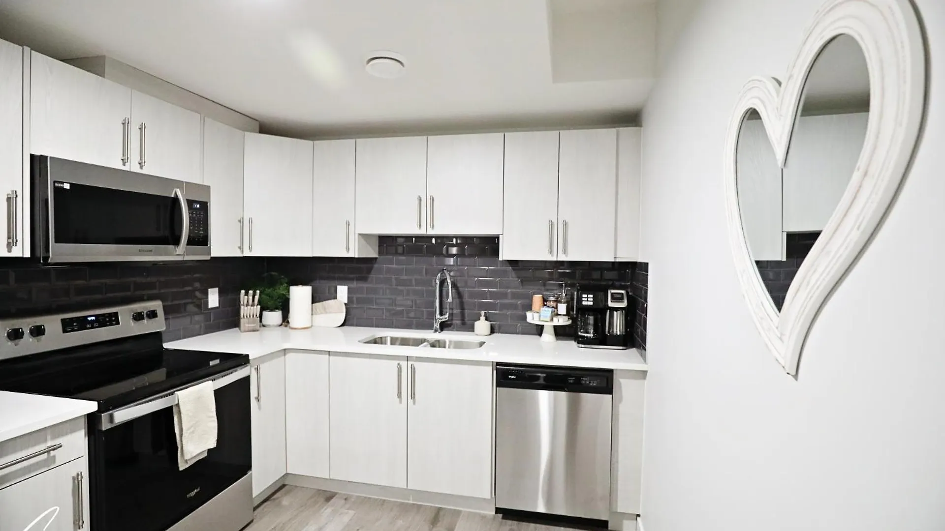 Semesterbostad Beautiful Home With 4 King Beds,Airport,Disney+ Edmonton