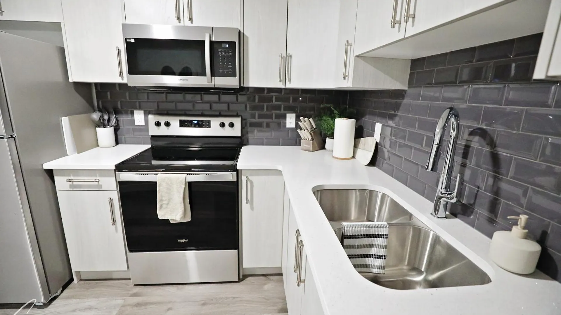 Beautiful Home With 4 King Beds,Airport,Disney+ Edmonton 0*,