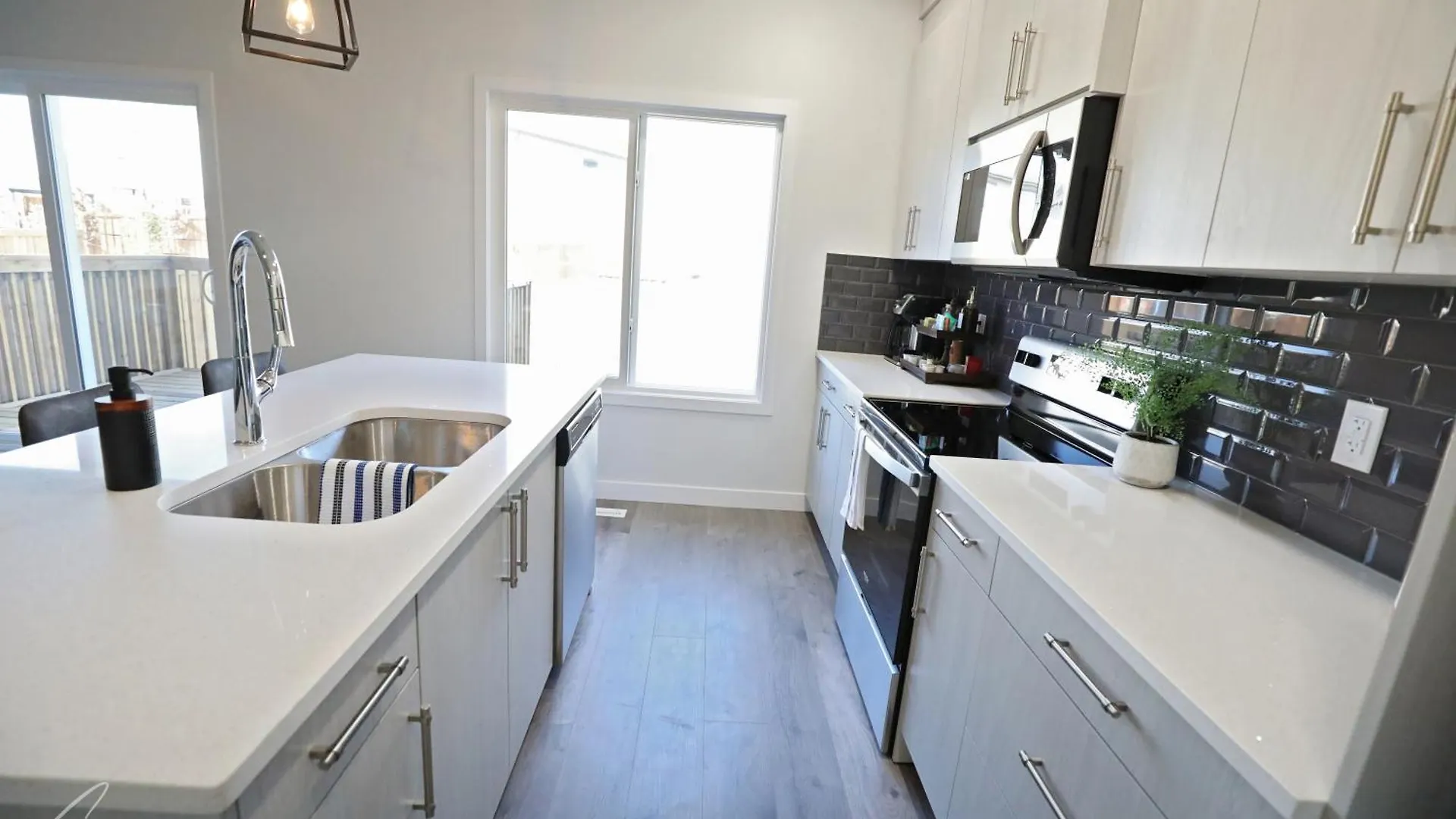 Semesterbostad Beautiful Home With 4 King Beds,Airport,Disney+ Edmonton Kanada