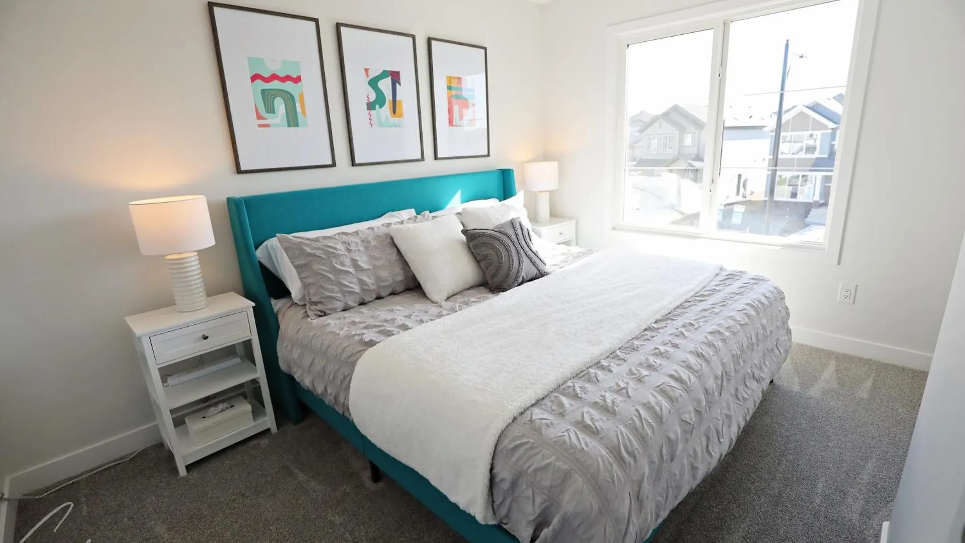 Beautiful Home With 4 King Beds,Airport,Disney+ Edmonton 0*,  Kanada