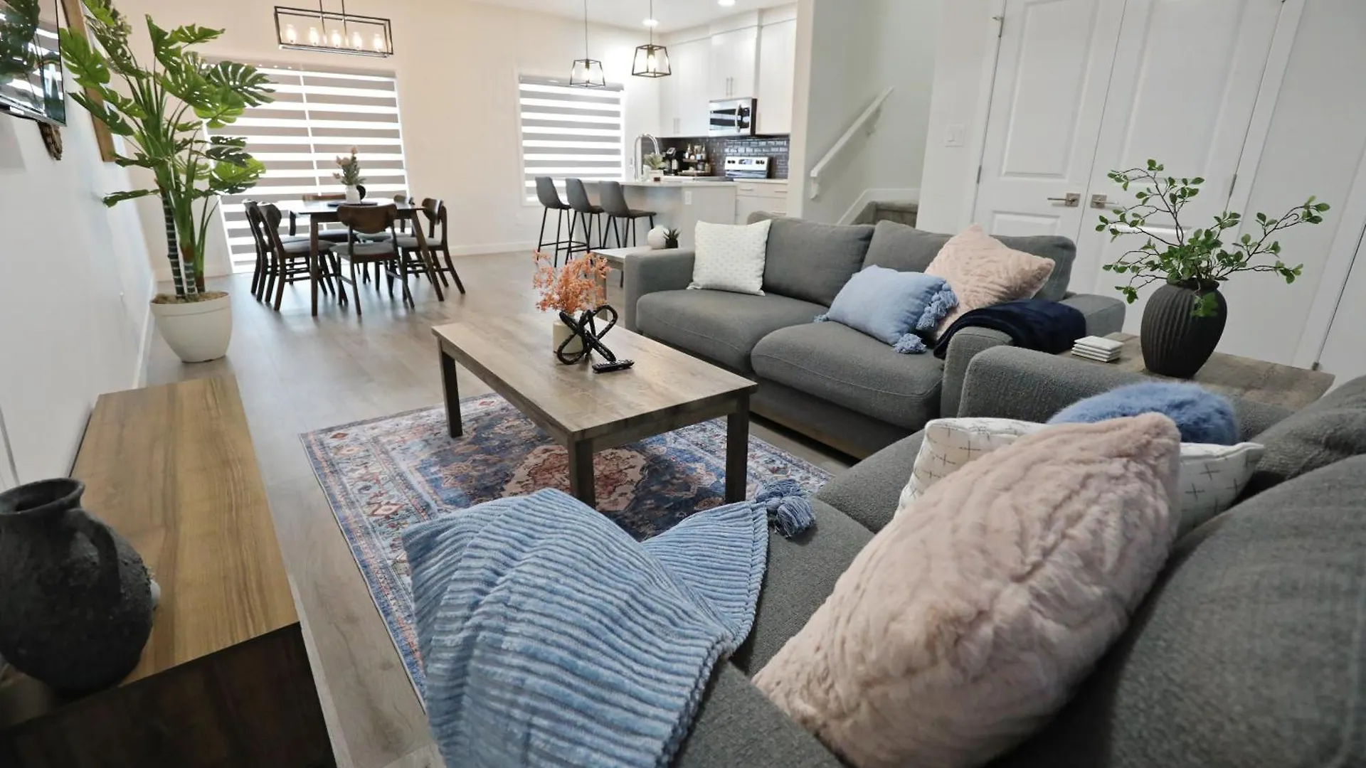 Beautiful Home With 4 King Beds,Airport,Disney+ Edmonton 0*,  Canada