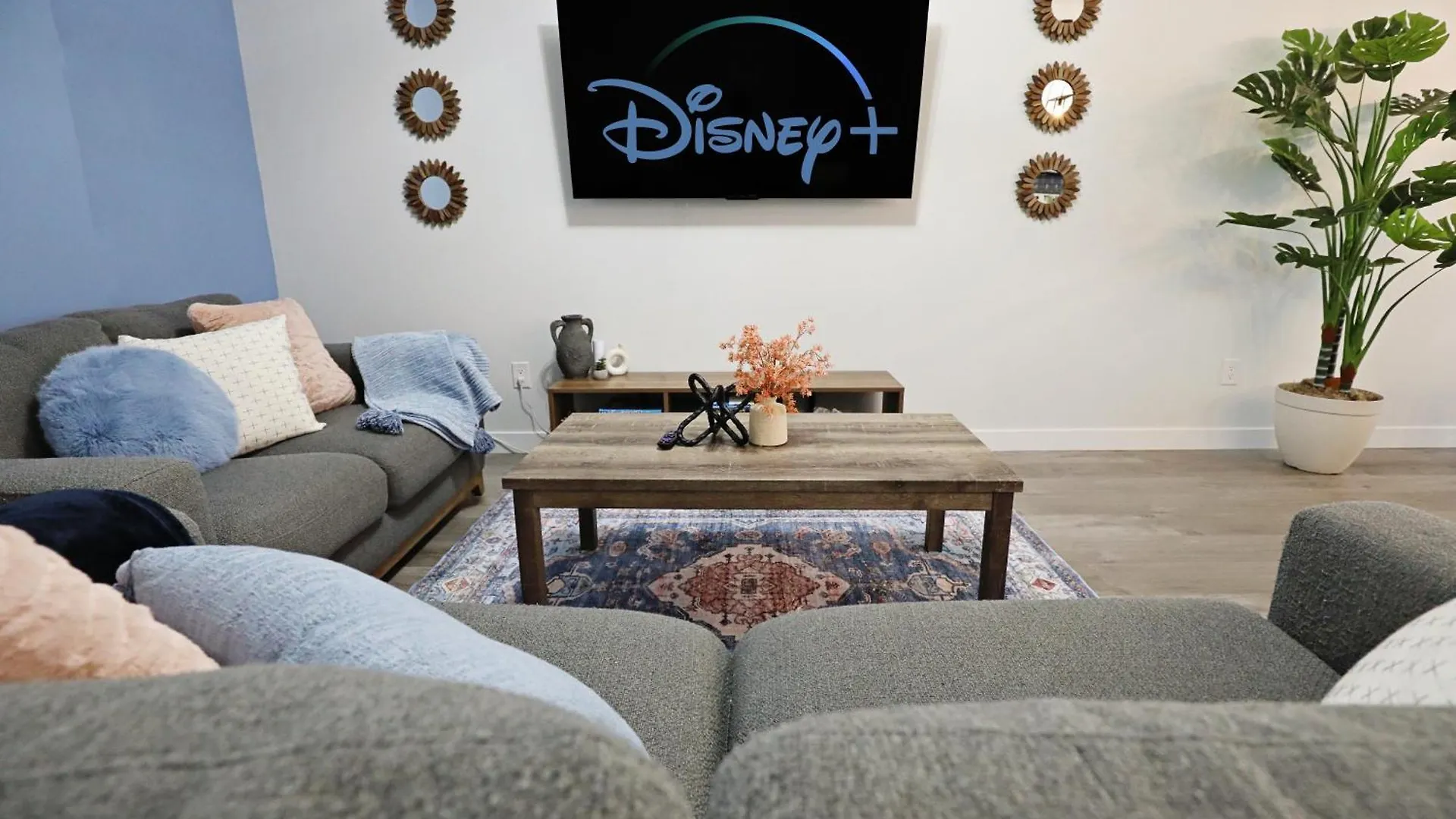 Beautiful Home With 4 King Beds,Airport,Disney+ Edmonton Holiday home