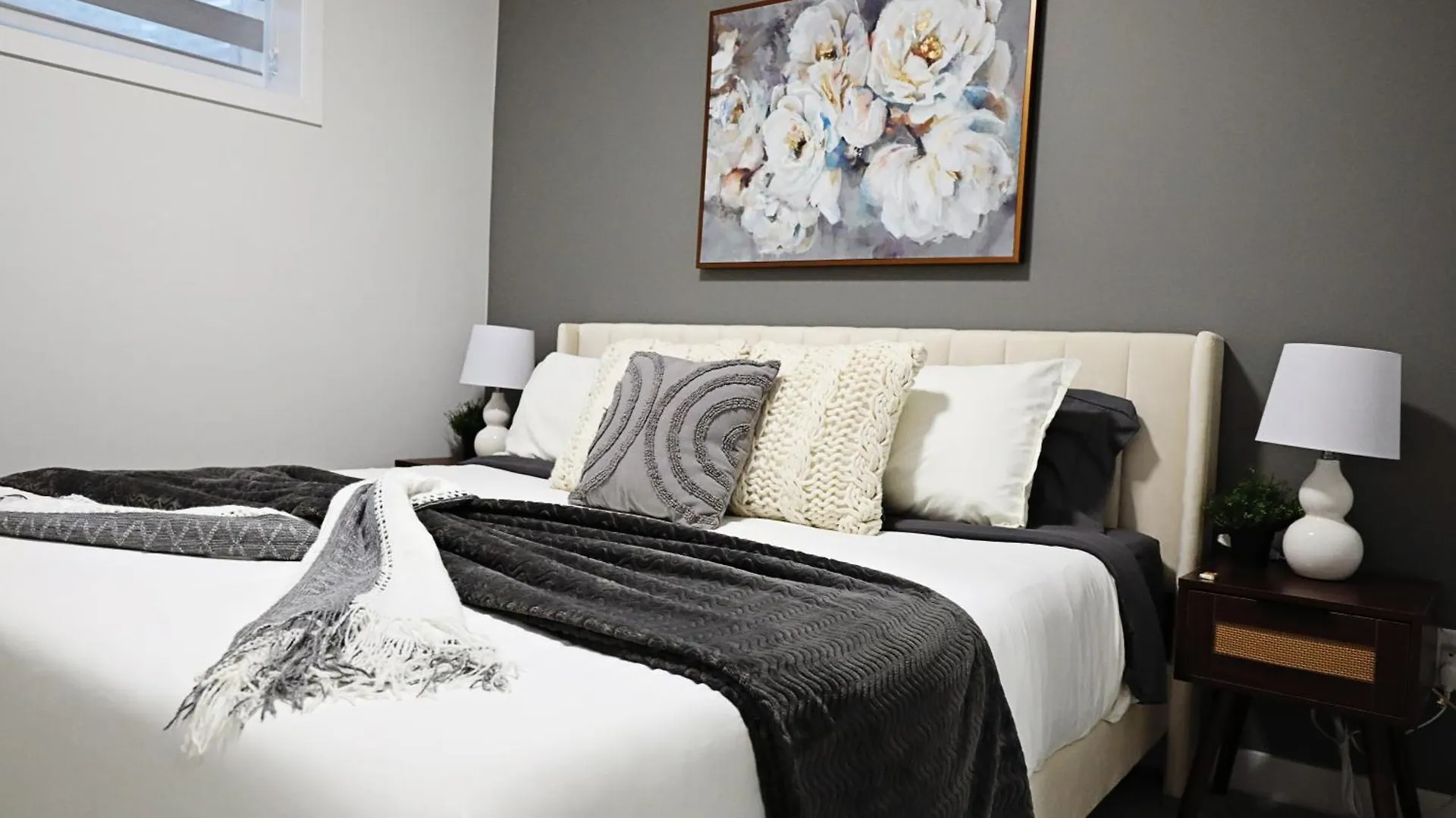 Beautiful Home With 4 King Beds,Airport,Disney+ Edmonton Holiday home