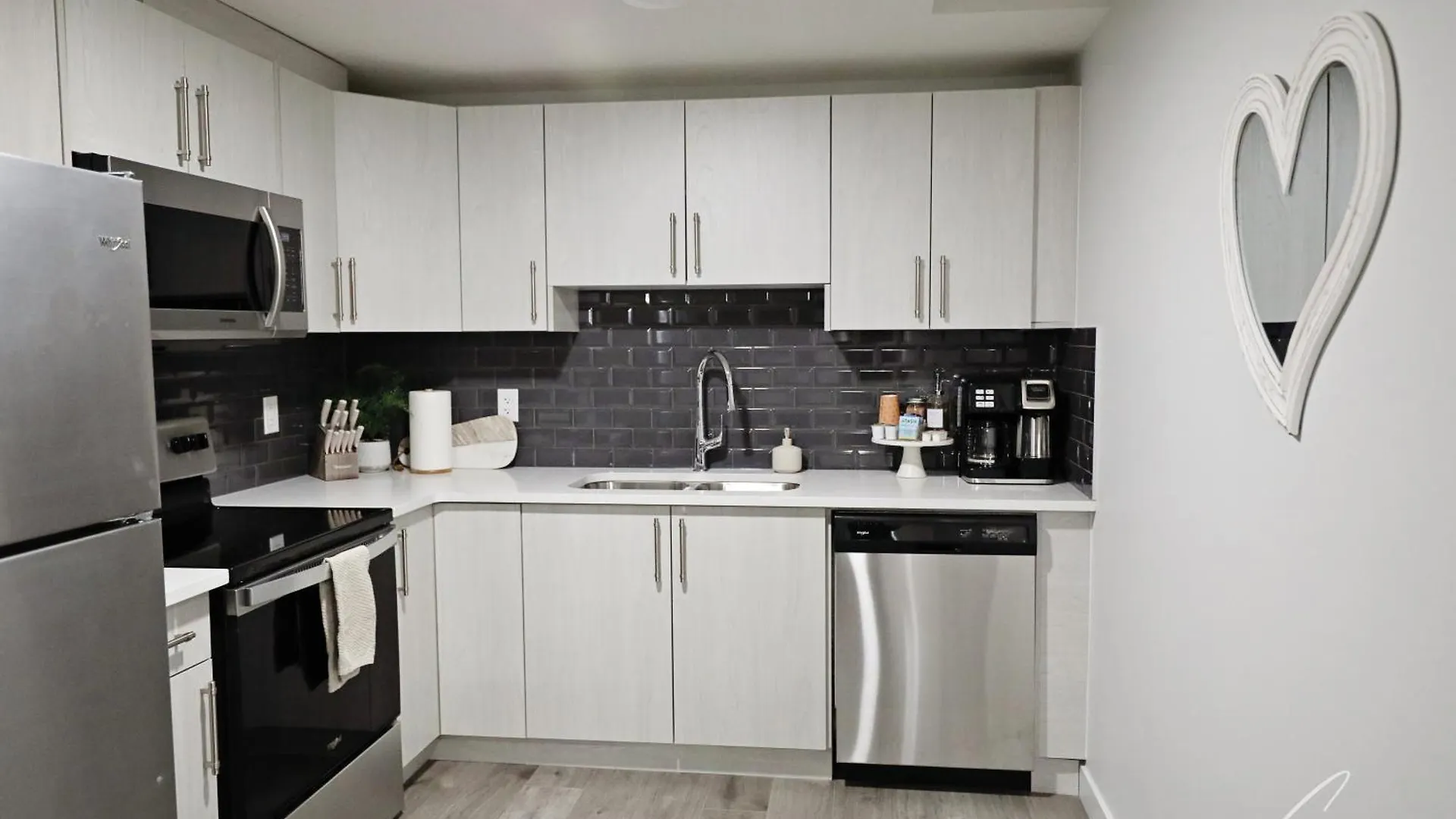 Beautiful Home With 4 King Beds,Airport,Disney+ Edmonton Canada