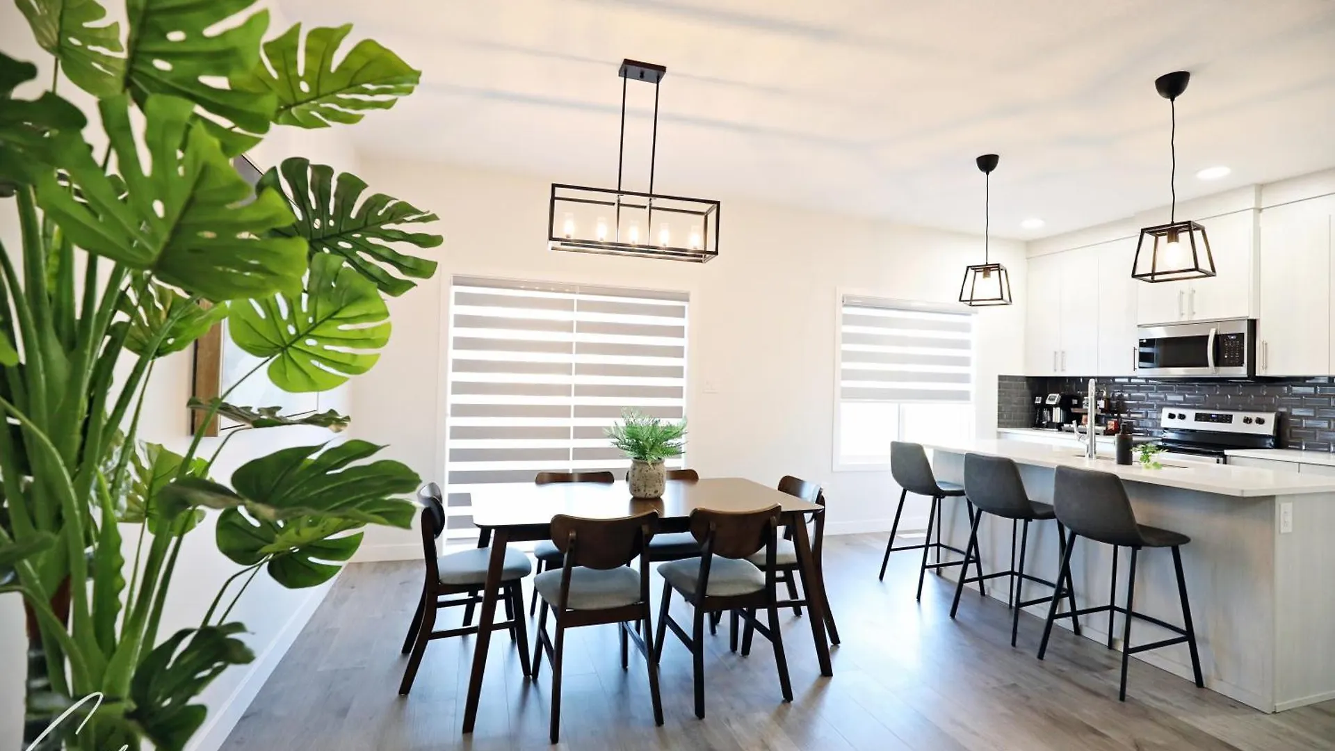 Beautiful Home With 4 King Beds,Airport,Disney+ Edmonton Holiday home
