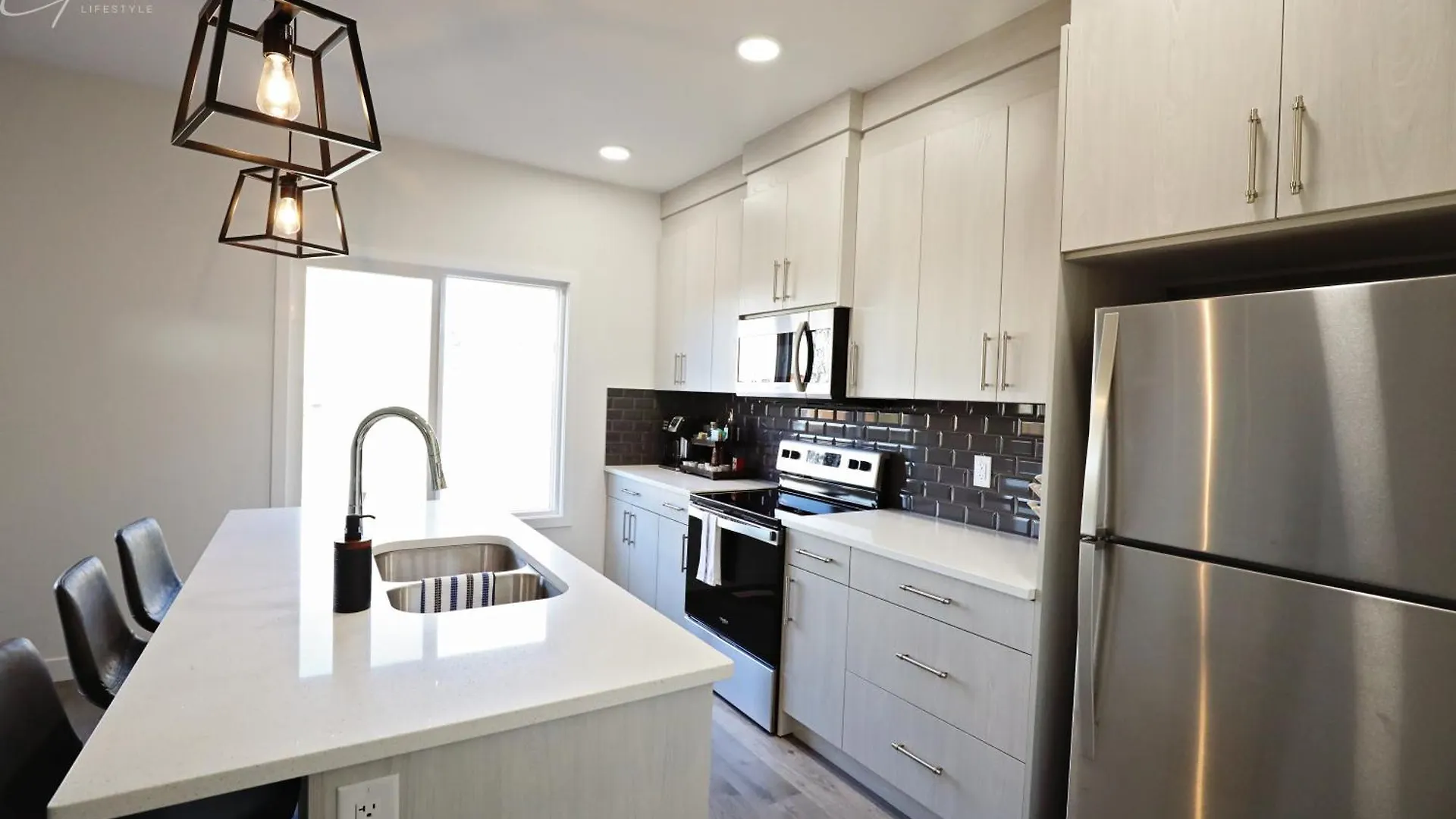 Beautiful Home With 4 King Beds,Airport,Disney+ Edmonton Canada