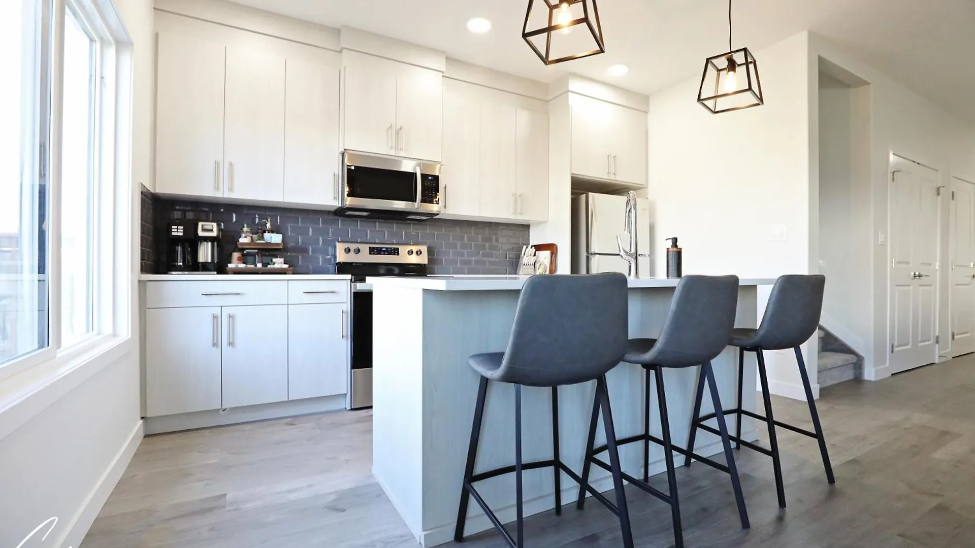 Beautiful Home With 4 King Beds,Airport,Disney+ Edmonton