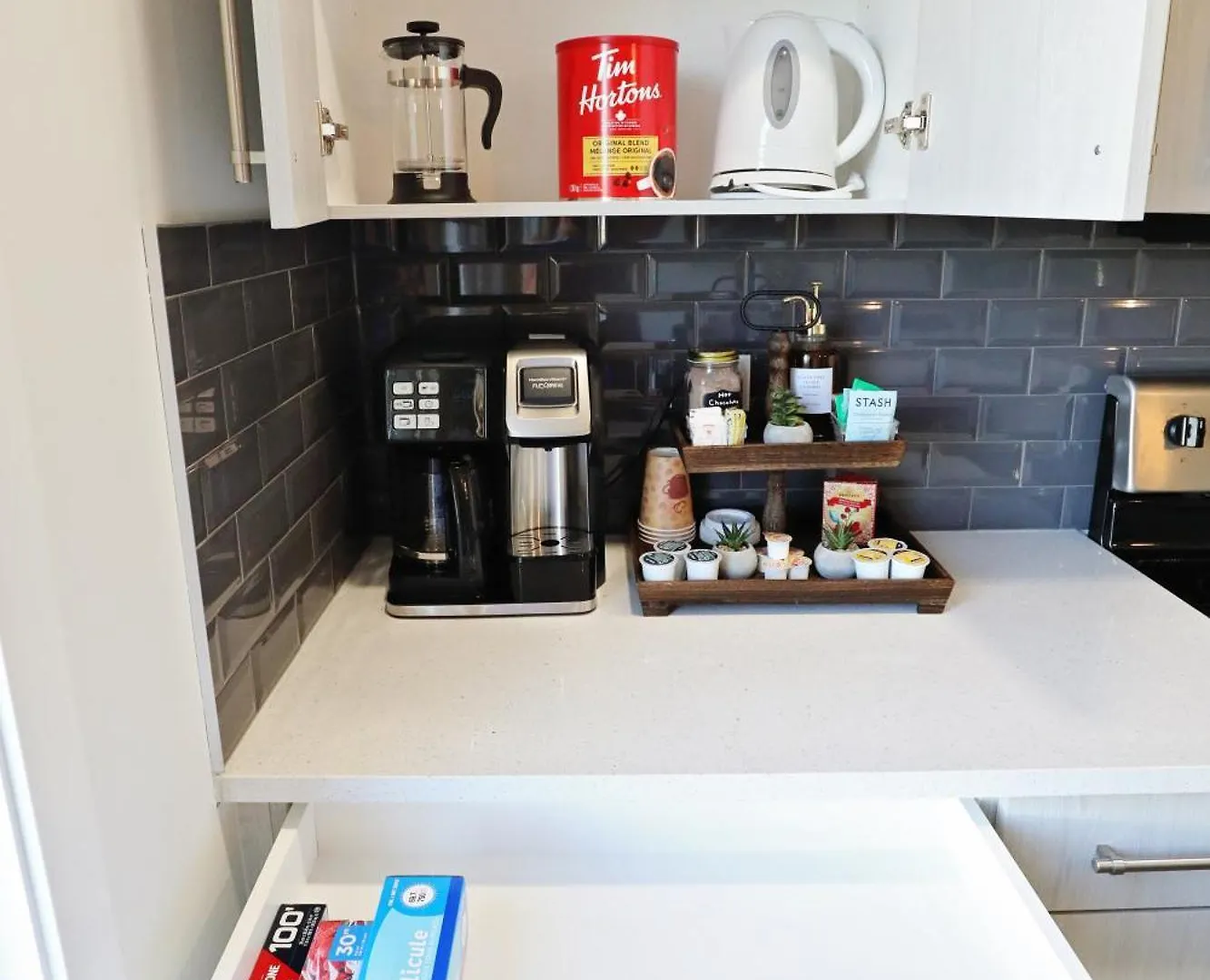 Beautiful Home With 4 King Beds,Airport,Disney+ Edmonton Holiday home